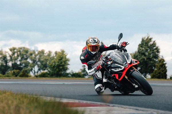 Aprilia Tuono V4 Factory 2025 im Test - brutale Präzision!