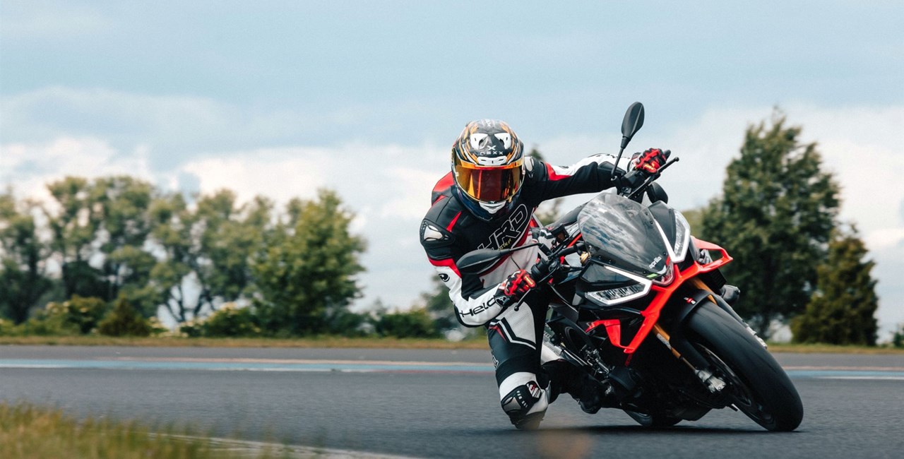 Aprilia Tuono V4 Factory 2025 im Test - brutale Präzision!