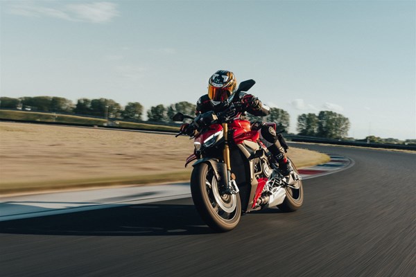 Ducati Streetfighter V4S 2025 im Test auf Straße und Rennstrecke