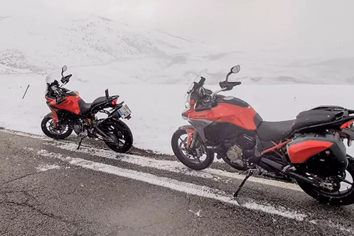 Barcelone en mars capricieux, deux Multistrada et le désir de créer à nouveau des souvenirs inoubliables en selle. Mais quel type de tour le permet ? Ce voyage livre des réponses - entre adrénaline, neige et les sensations fortes motocyclistes de la Catalogne.
