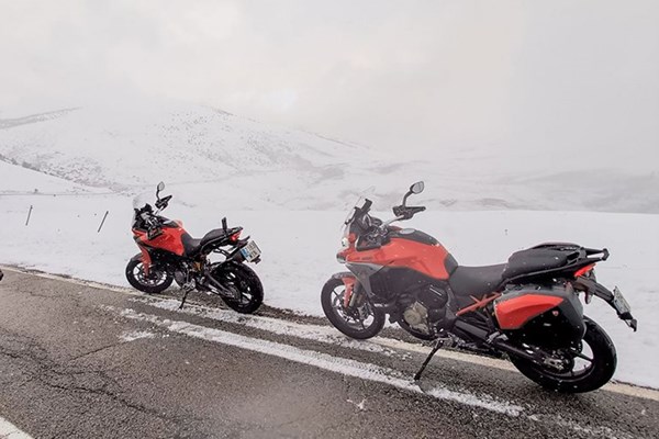 Mit Multistradas von Barcelona in die verschneiten Pyrenäen