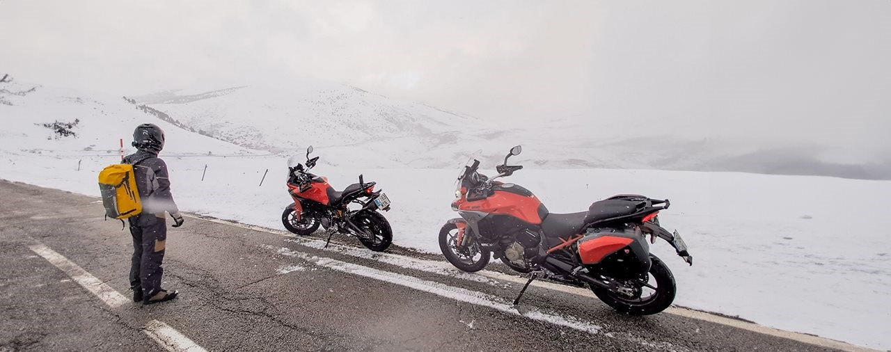 Mit Multistradas von Barcelona in die verschneiten Pyrenäen