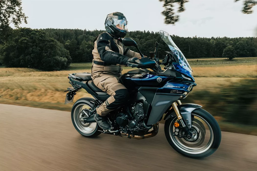 Équipement de moto pour hommes ? Cela peut sembler être un marché saturé. Pourtant, nombreux sont les modèles qui peinent à allier fonctionnalité et praticité au quotidien – sans pour autant ressembler à un pavillon d'exposition. Avec le Lucano Homme, Modeka propose une combinaison textile pour motos qui non seulement s'adapte aux changements de météo, mais qui se porte également avec une discrétion surprenante.