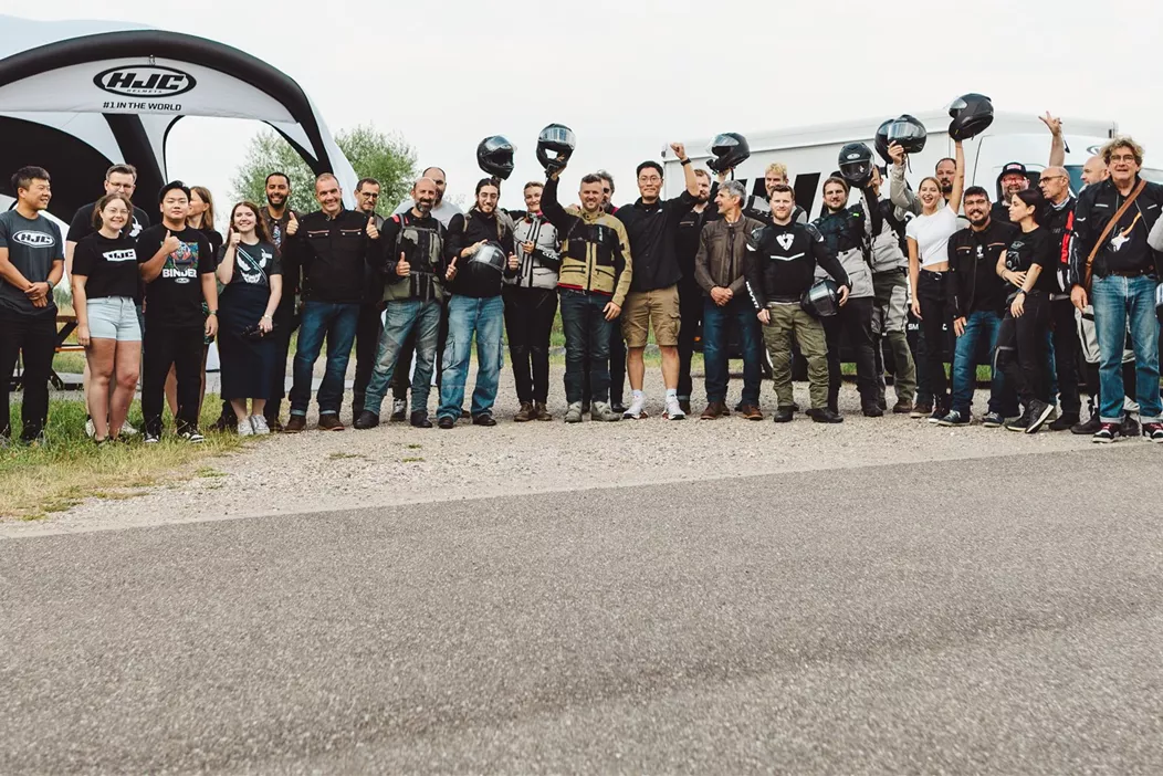 Visite chez HJC Europe : Découvrez comment le leader mondial conçoit, développe et s'engage dans le sport moto. Chiffres, technologie et coulisses du fabricant de casques numéro un.