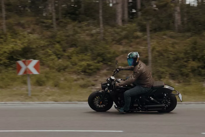 Cruiser chinês com motor V4 e suspensão a ar? A Benda Darkflag 500 combina tecnologia única com um visual marcante. Como ela se sai na prática?