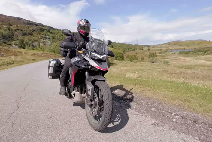 Auf 2.000 km in 12 Tagen durch Schottland testen wir Vanucci-Bekleidung für Damen und Herren bei Wind, Regen und wechselhaftem Wetter – im Sattel von Crossover & Reiseenduro.