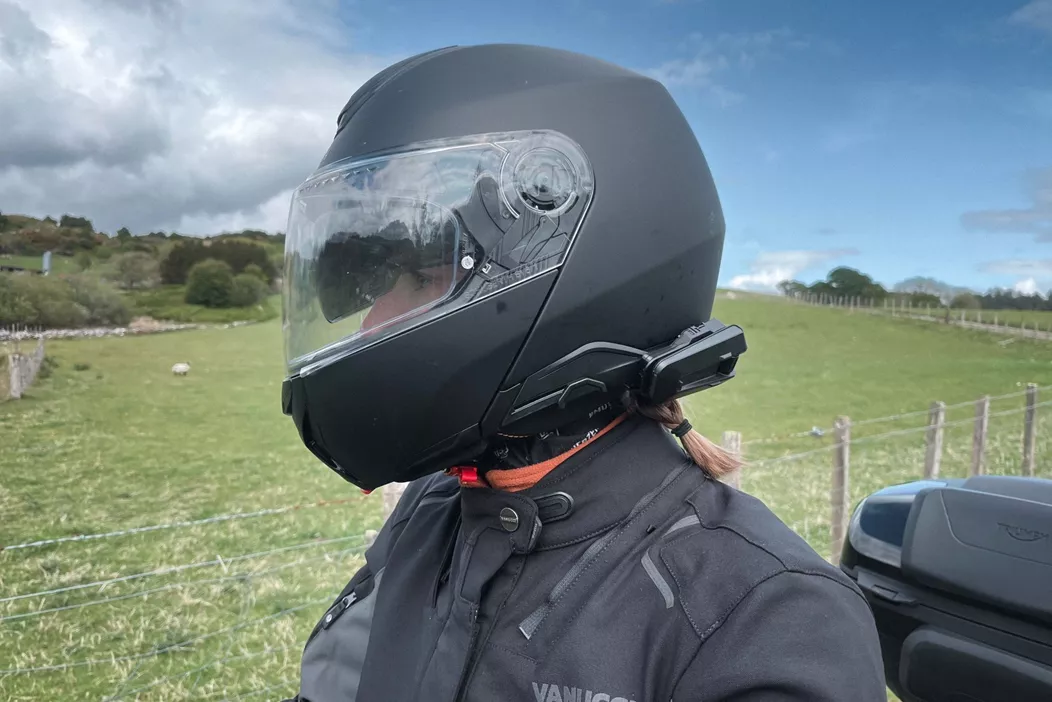 Durante un test di viaggio di 12 giorni in Scozia – 2.000 km percorsi tra vento, pioggia e luce mutevole – è stato messo alla prova il nuovo casco modulare Schuberth Concept, abbinato al sistema di comunicazione Cardo Packtalk Pro.