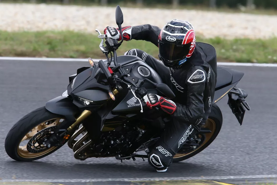 A nova Hornet 1000 faz o nome brilhar novamente: com 157 cv, chassi refinado e performance descontraída, ela se impõe na liga das Power-Nakeds. Eu a soltei na pista de corrida.