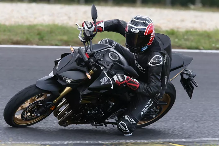 La nuova Hornet 1000 fa rivivere il suo nome: con 157 CV, un telaio raffinato e una performance disinvolta, si inserisce nella lega delle Power-Naked. L'ho scatenata in pista.