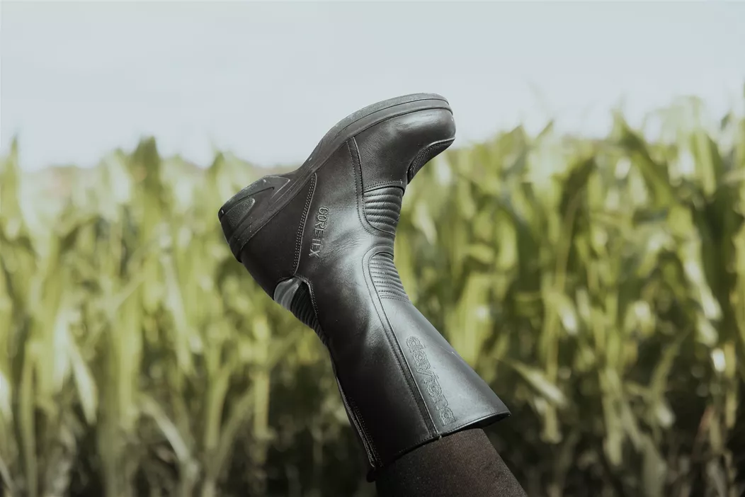 Con un'altezza di 163 cm e una corporatura minuta, la motociclista principiante si sentiva spesso insicura durante la guida, soprattutto quando si fermava o su terreni sconnessi. Lo stivale da moto Daytona Ladypilot GTX è stato progettato per risolvere queste difficoltà specifiche. Maggiore altezza in sosta, miglior contatto con il terreno e protezione extra in caso di cadute. In questo resoconto, racconta come lo stivale le abbia fornito fin dal primo metro una nuova sensazione di sicurezza e controllo, sia durante l'esame, nel traffico urbano o nelle lunghe escursioni in montagna.