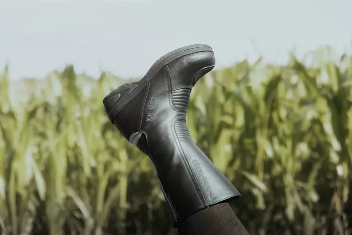 Mit 163 cm Körpergrösse und zierlicher Statur fühlte sich die Fahranfängerin beim Motorradfahren oft unsicher, besonders beim Anhalten oder auf losem Untergrund. Der Daytona Ladypilot GTX Motorradschuh wurde entwickelt, um genau hier Abhilfe zu schaffen. Mehr Höhe im Stand, besserer Bodenkontakt und zusätzlicher Schutz bei Umfallern. In diesem Erfahrungsbericht erzählt sie, wie der Schuh ihr vom ersten Meter an ein neues Gefühl von Sicherheit und Kontrolle gegeben hat – egal ob bei der Prüfung, im Stadtverkehr oder auf langen Touren durchs Gebirge.