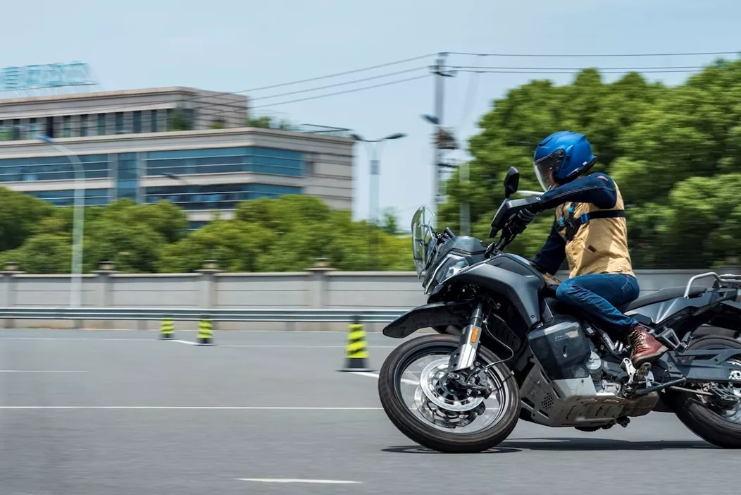 Test exclusif de CFMOTO : Quatre motos mises à l'épreuve directement dans l'usine chinoise. 800 MT-X Enduro de voyage, 450 MT Adventure, 675 SR-R Supersport et 675 NK Naked Bike en test rigoureux.