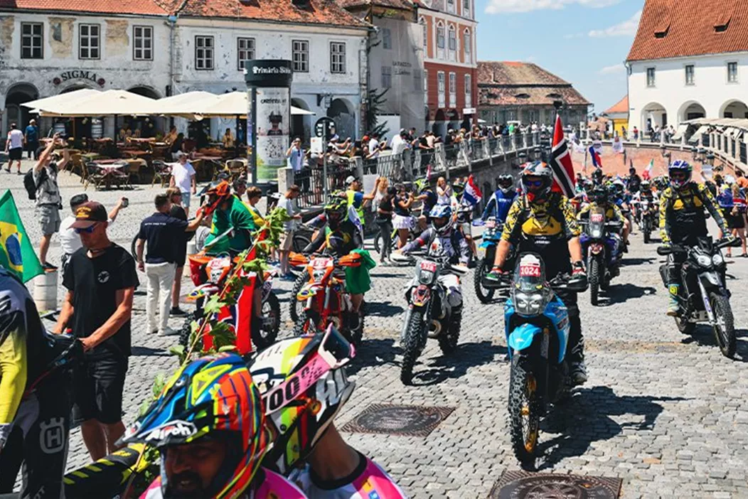 Dans les jours à venir, Sibiu en Roumanie accueillera de nouveau l'une des plus grandes fêtes d'enduro, tandis que des centaines de participants se démènent à travers les terrains ardus des Carpates. Lors de la 22ème édition des Red Bull Romaniacs, ce ne sont pas seulement les throbs monocylindres qu'on entendra, mais aussi les catégories des motos Adventure qui soulèveront la poussière pour la première fois.