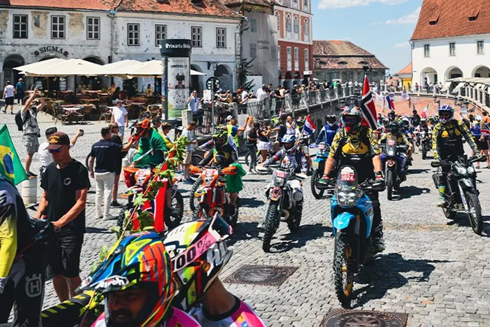 Die kommenden Tage steigt in Sibiu in Rumänien wieder eine der größten Enduro-Partys, während sich gleichzeitig hunderte Starter durch die knallharten Trails der Karpaten quälen. In der 22. Ausgabe der Red Bull Romaniacs ertönt aber nicht nur Einzylinder-Geknatter, sondern auch Reiseenduro Klassen wirbeln erstmals Dreck auf.