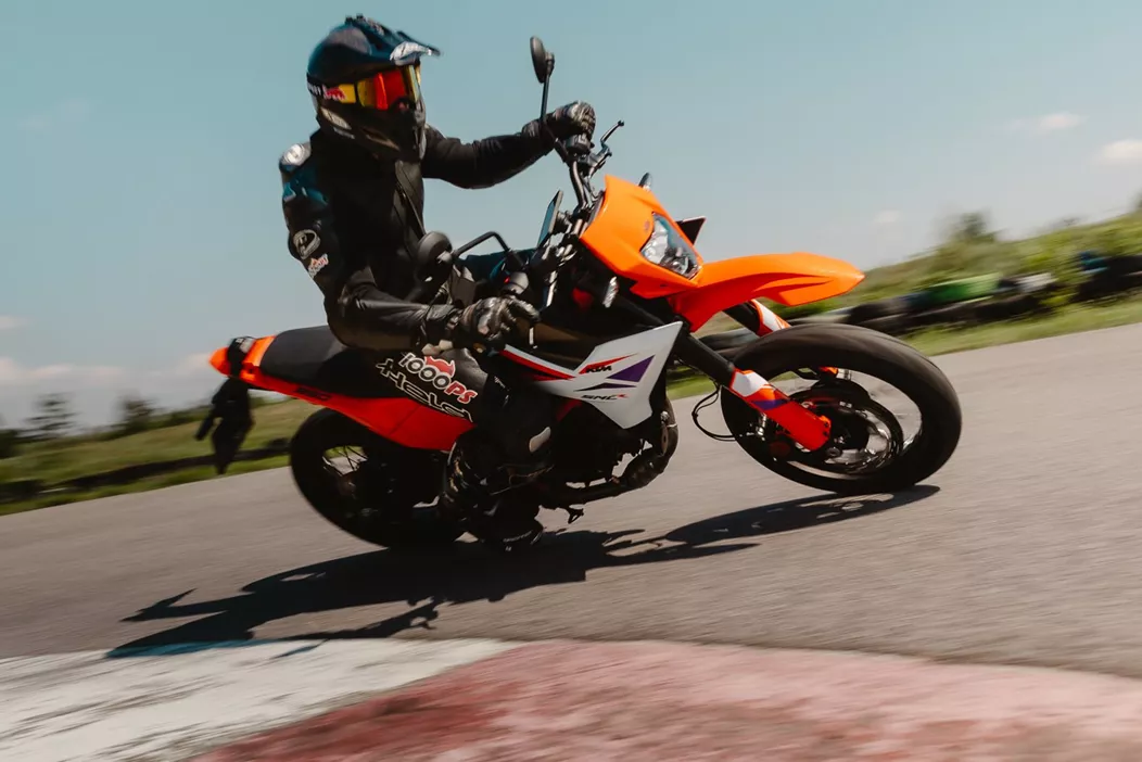 KTM has had turbulent months behind them, but it seems like they're back on track in Mattighofen. Leading the charge in their new lineup is the KTM 390 SMC R—an A2-compliant supermoto for those serious about sideways action without risking their license. We had the exclusive opportunity to push this bike to its limits on kart tracks, country roads, and roundabouts, uncovering just how much Supermoto DNA it truly possesses.