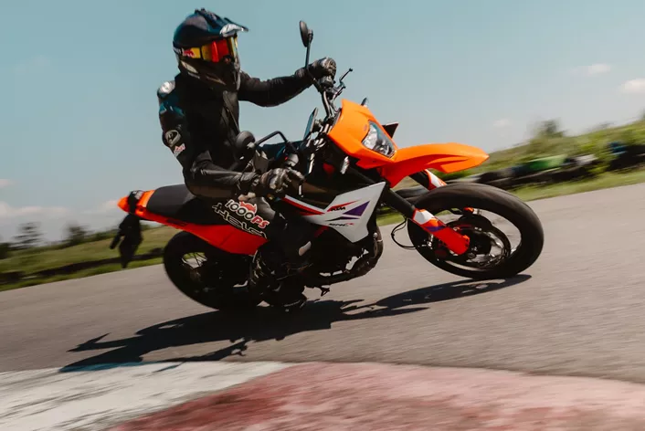 KTM má za sebou bouřlivé měsíce, ale v Mattighofenu se zdá, že se opět dostávají do správného rytmu. Jedním z prvních modelů nové vlny je KTM 390 SMC R - Supermoto vhodné pro A2, pro všechny, kteří to s bočním klouzáním myslí vážně, ale nechtějí hned přijít o řidičák. Jako jedno z prvních evropských médií jsme měli možnost prohnat tento stroj po motokárové dráze, silnici a kruhovém objezdu - a zjistit, kolik Supermoto DNA v ní skutečně je.
