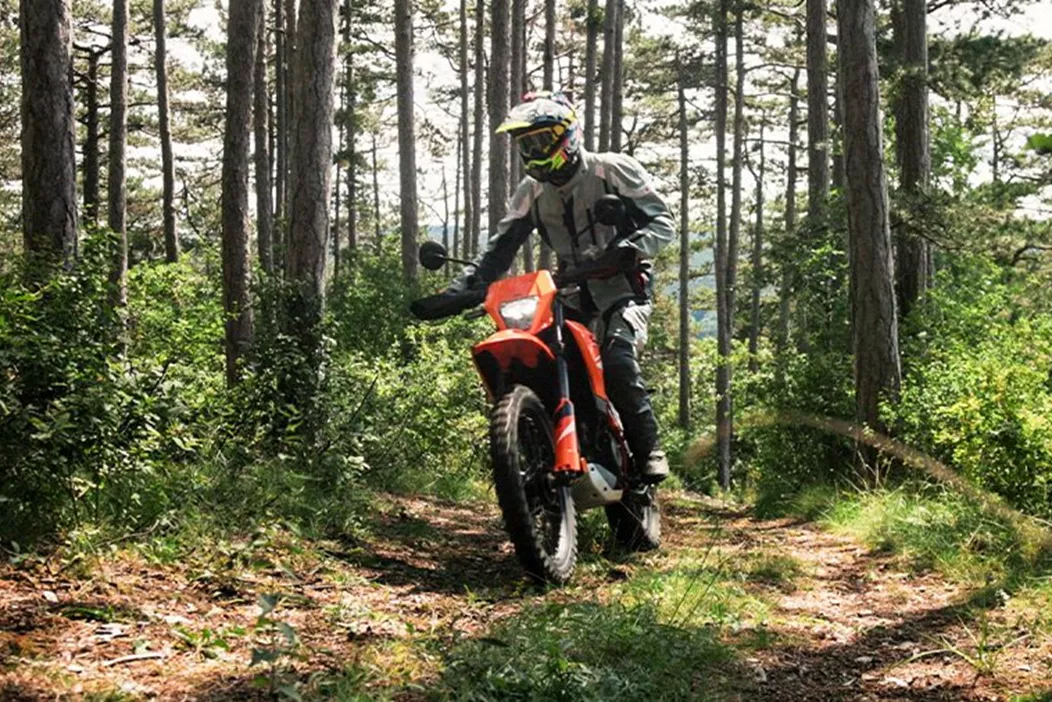 KTM 390 Enduro R 2025 en tout-terrain : Le premier essai de cette nouvelle machine Dual-Sport A2 révèle ses véritables capacités sur les chemins forestiers et les routes de campagne.