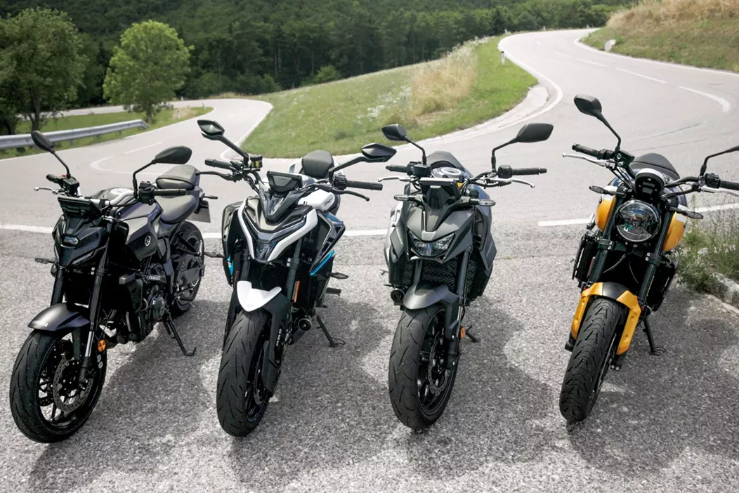 Vier motoren - vier concepten. Honda, Yamaha, Triumph en CFMOTO sturen hun naked middenklassers de strijd in voor de kroon van 2025. Wie schittert op het gebied van rijplezier, dagelijks gebruik en prijs?