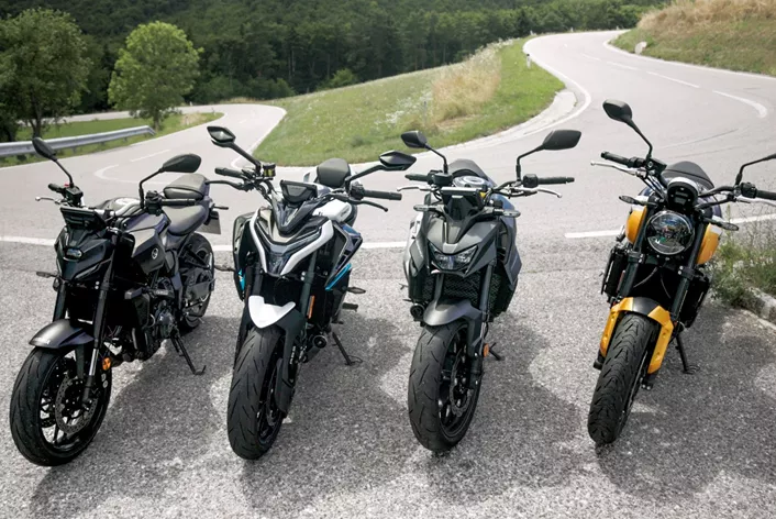 Quatro motos - quatro conceitos. Honda, Yamaha, Triumph e CFMOTO colocam suas nakeds de média cilindrada na corrida pela coroa de 2025. Quem se destaca em pilotagem, no dia a dia e no preço?