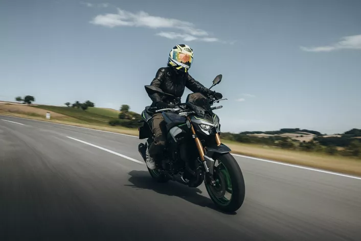 Kawasaki Z900 SE 2025: Öhlins podvozek, 124 k čtyřválec a špičkový quickshifter. Šest testerů z 1000PS se nemilosrdně podívá na tento trvalý hit. Je stále tajným tipem nebo už technicky zaostává?