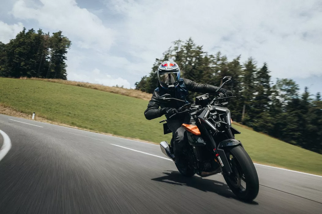 KTM 990 Duke Test 2025. 179 kg und 123 PS Zweizylinder. 6 Piloten bewerten Fahrspaß vs Preis. Lohnt sich die leichte Duke?