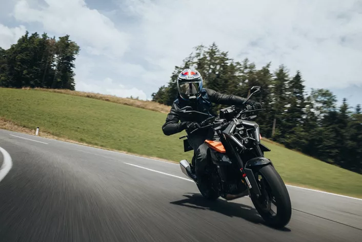 KTM 990 Duke Review 2025. 179 kg and 123 HP twin-cylinder. 6 riders evaluate fun versus price. Is the lightweight Duke worth it?