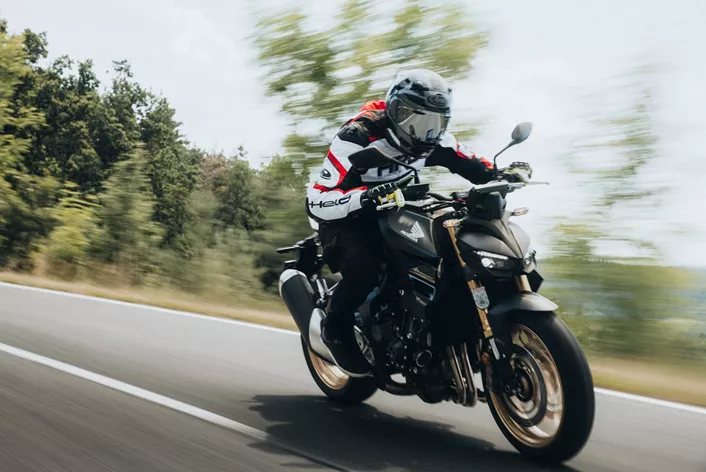 La nouvelle Honda CB1000 Hornet SP au grand test des roadsters de 2025. 157 ch de puissance quatre cylindres au meilleur prix du segment. Comment ce bolide japonais se mesure-t-il face à la MT-09 SP, la Z900 SE et autres? 6 pilotes d'essai évaluent le moteur, le châssis et le rapport qualité-prix.