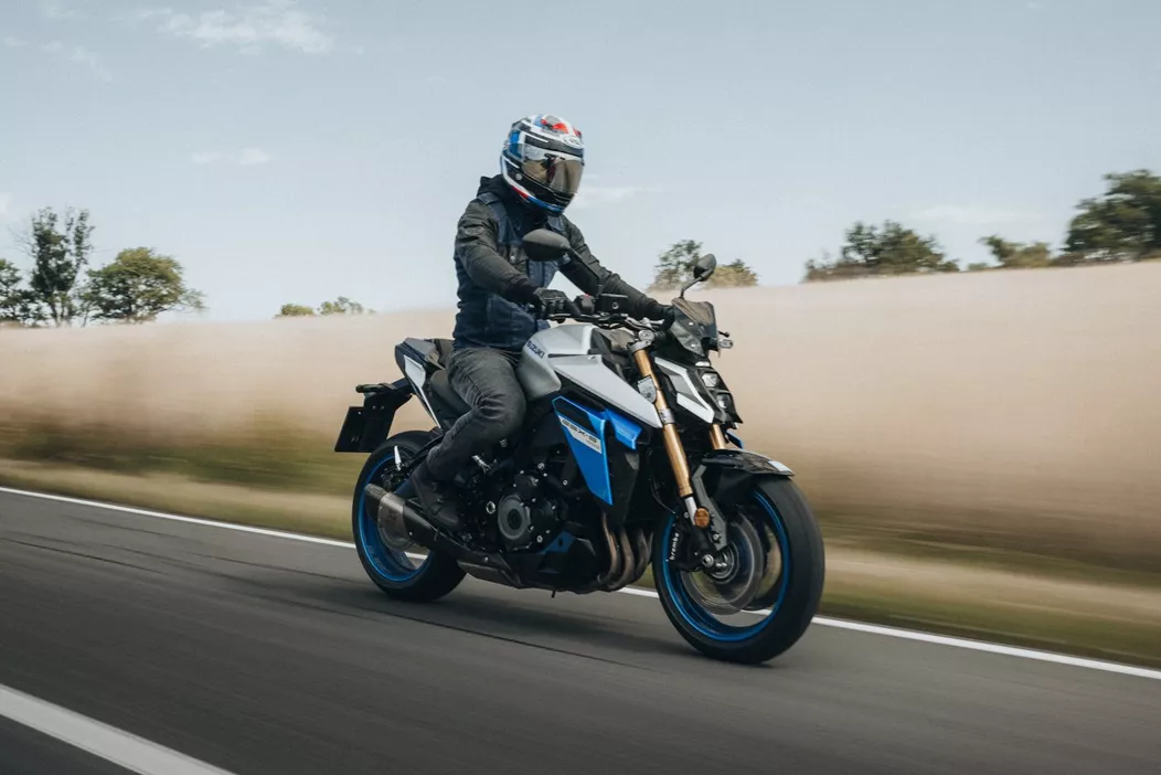 Essai Suzuki GSX S1000 2025. Moteur K5 de 152 ch face à la concurrence moderne. Jugements de 6 testeurs sur le moteur, l'électronique et le rapport qualité/prix.