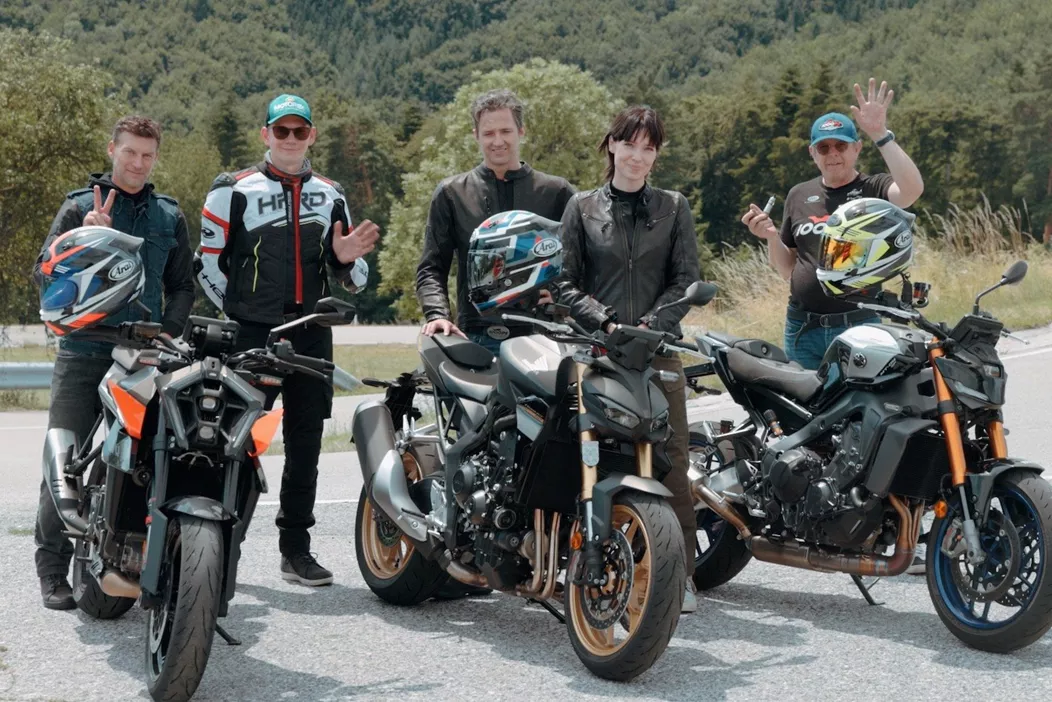 Zweizylinder Charakter der KTM 990 Duke gegen Dreizylinder Power der MT 09 SP gegen Vierzylinder Kultivierung der CB1000 Hornet SP. Welche Motorkonzept überzeugt 2025? 6 Tester vergleichen Charakter, Performance und Alltag.