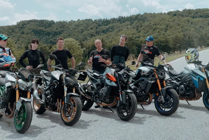 Fünf aktuelle Naked Bikes, erfahrene Testpiloten und drei unterschiedliche Terrains - der große 1000PS Vergleichstest zeigt schonungslos, welches Motorrad 2025 die Nase vorn hat. Von der Landstraße über die Rennstrecke bis zur Supermoto-Piste.