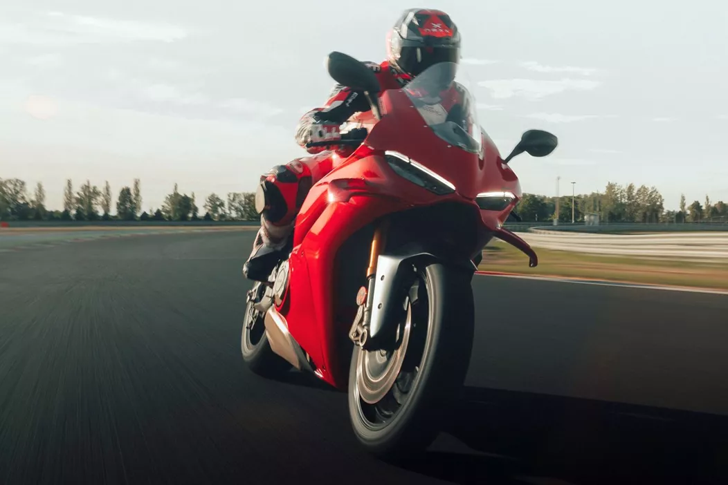 Ducati Panigale V4S to kwintesencja współczesnych superbike'ów: ekstremalna moc, zaawansowana technologia w każdym detalu i bezkompromisowe wyścigowe DNA. Jednak jak praktyczny na co dzień jest motocykl, który z mocą 216 KM i skomplikowaną elektroniką jest jednoznacznie stworzony na tor wyścigowy?
