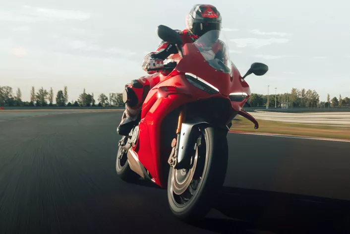 Ducati Panigale V4S je vzoren primer tega, kar danes pomeni sodoben superbike: izjemna moč, najsodobnejša tehnologija do najmanjših podrobnosti in neomajna dirkalna DNK. Toda kako uporabno je takšno motorno kolo, ki s 216 KM in zapleteno elektroniko očitno cilja na dirkališča, v vsakdanjem življenju?