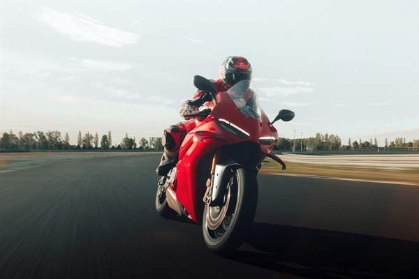 Ducati Panigale V4S 2025 – Test auf Straße & Rennstrecke