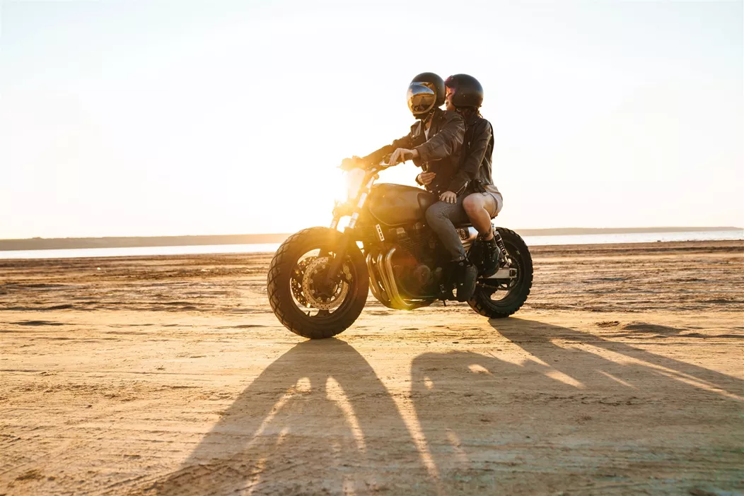 Con l'arrivo dell'estate, non solo l'umore si riscalda. Anche le temperature durante l'uso della moto aumentano, e questo ha conseguenze sulla batteria. Mentre pneumatici, olio e raffreddamento ricevono regolare attenzione, l'alimentazione elettrica viene spesso trascurata fino a quando il motorino d'avviamento non inizia a fare i capricci. È importante sapere che il calore è altrettanto critico per le batterie delle moto quanto il freddo invernale, ma in modo più discreto.