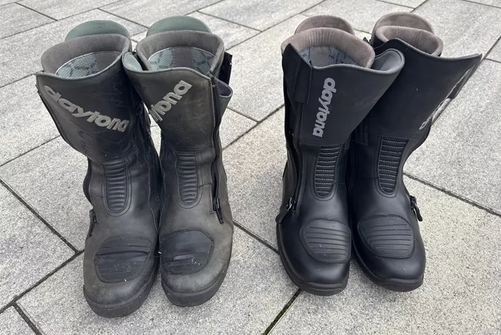 Es gibt Motorradbekleidung, die man kauft und bald ersetzen muss und dann gibt es welche,
die einen über Jahrzehnte begleitet. Der Daytona Road Star GTX gehört definitiv zur zweiten
Kategorie. Ich habe diesen Stiefel vor über 20 Jahren gekauft - nicht aus einem besonderen
Grund, sondern weil er überall gute Kritiken bekam und sich viele dafür aussprachen.
Damals hätte ich nie gedacht, dass ich ihn zwei Jahrzehnte lang tragen würde, auf zahllosen
Touren, im Alltag und sogar gelegentlich auf der Rennstrecke.