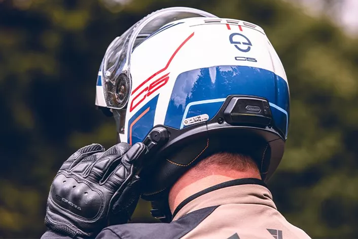 Fast alle aktuellen Helme von Schuberth sind für Kommunikationssysteme vorbereitet. Von der neuesten Generation dieses Systems, genannt SC2, gibt es mittlerweile drei verschiedene Versionen. Wir klären auf, worin sie sich unterscheiden und welche Vorteile welches System bietet.