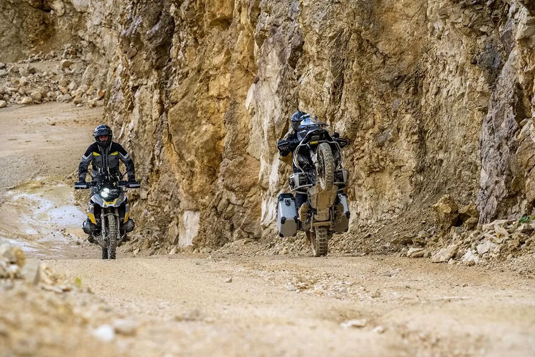 L'idea alla base è tanto semplice quanto efficace: massima robustezza e comfort, combinati con elettronica all'avanguardia e un'integrazione perfetta nel sistema di controllo BMW di serie. Che si tratti di tortuosi passi alpini o di lunghe tappe di ghiaia, le nuove sospensioni Extreme 2 di Touratech sono progettate per affrontare ogni tipo di terreno.