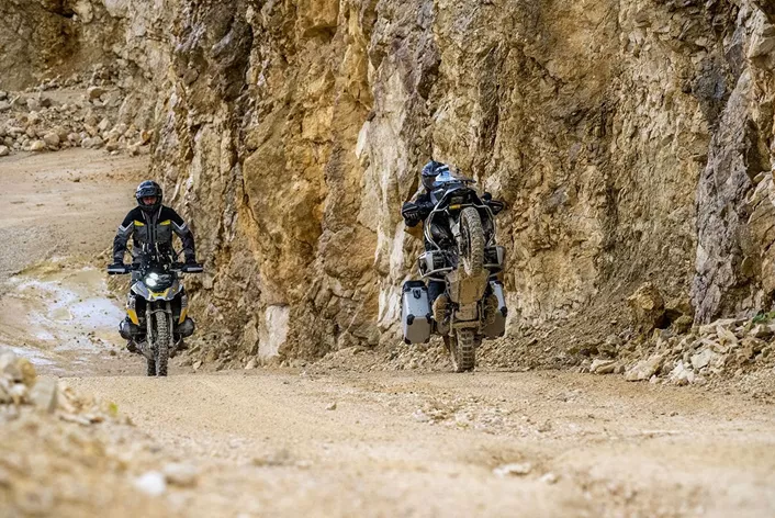 Die Idee dahinter ist so simpel wie effektiv: maximale Robustheit und Komfort, kombiniert mit modernster Elektronik und der nahtlosen Integration in das serienmäßige BMW-Bediensystem. Egal ob kurvige Alpenpässe oder kilometerlange Schotteretappen - das neue Extreme-2-Fahrwerk von Touratech ist für jedes Terrain gedacht.