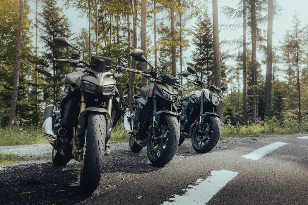 In 1996 zoemde de eerste Hornet in Japan, in 1998 veroverde zij met de CB600F Europa - het eerste grote motoravontuur voor velen. De Honda Hornet was altijd meer dan zomaar een Naked Bike: eenvoudig, sportief en een trouwe metgezel voor dagelijks gebruik en avonturen. Nu, bijna drie decennia later, is ze terug - in de vorm van de CB500, CB750 en CB1000 SP. Drie modellen, één spirit: de vertrouwde en geliefde Hornet, klaar voor 2025.