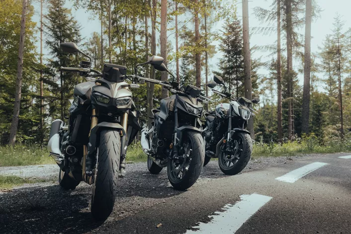 En 1996, le premier frelon a bourdonné au Japon, et en 1998, il a conquis l'Europe avec la CB600F, devenant pour beaucoup la première grande moto. La Honda Hornet a toujours été bien plus qu'un simple Naked Bike : elle était simple, sportive et un compagnon fiable pour le quotidien et l'aventure. Aujourd'hui, presque trois décennies plus tard, elle revient en force sous la forme de la CB500, CB750 et CB1000 SP. Trois modèles, un même esprit : la Hornet, telle que nous la connaissons et l'aimons, mais prête pour 2025.