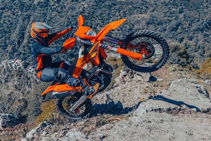 KTM schickt die Enduro-Modellreihe 2026 ins Rennen. Mit geänderten Bezeichnungen, überarbeiteter Technik und neuem Design soll sie für jeden Wettbewerbseinsatz und die härtesten Trails gewappnet sein.