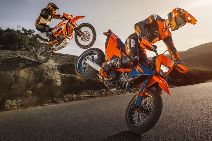 Le KTM 690 ENDURO R e 690 SMC R partono nel 2026 con un motore LC4 rinnovato, nuova elettronica e lunghi intervalli di manutenzione. Scopri qui tutte le novità tecniche.