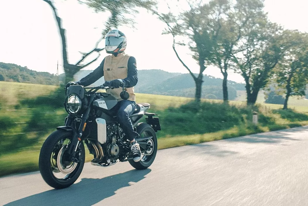 Der entspannte Rebell mit zwei Gesichtern. Wenn ein Motorrad den Arbeitstag wegwischt. Die Svartpilen 801 im Test!