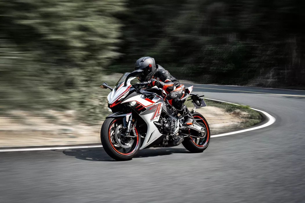 Z modelom 703 RR Zontes predstavlja svojega prvega trovaljnega športnika na trgu. 95 KM, quickshifter, vzmetenje Marzocchi in TFT-zaslon – primerno tudi za A2.