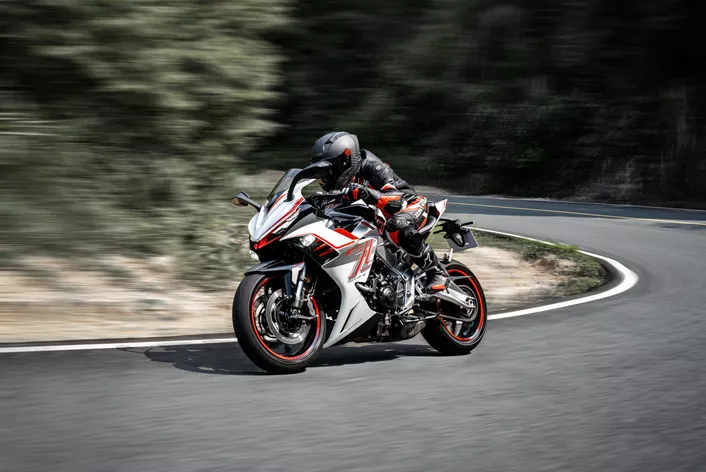 With the 703 RR, Zontes launches its first triple-cylinder sportbike. 95 HP, quickshifter, Marzocchi suspension, and TFT display – also available in an A2-compliant version.