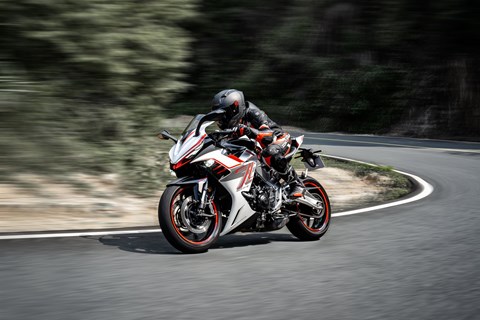 Zontes 703 RR 2025: Neuer Supersportler mit 3-Zylinder