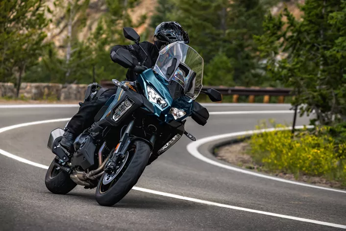 Tras su aparición en el Tour de Francia, la Kawasaki Versys 1100 en su versión SE regresa al mercado para el año modelo 2026 con colores renovados. Esta versátil enduro de turismo no solo mantiene su alto nivel técnico, sino que también introduce nuevos acentos estéticos.
