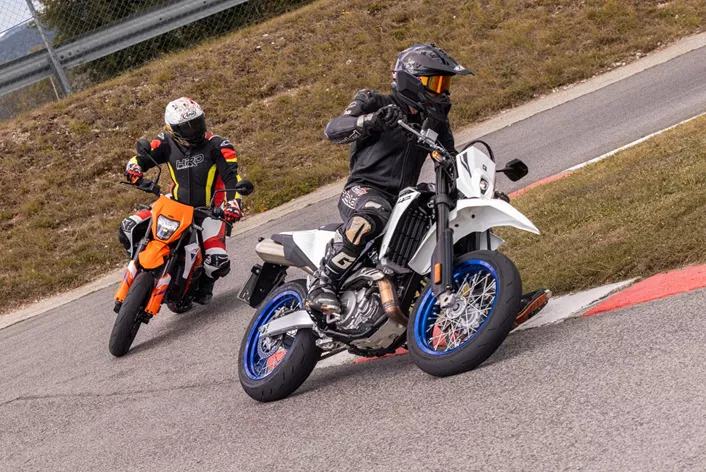 Mi történik, ha két könnyűsúlyú, egyhengeres motor találkozik a supermoto pályán és az országúton? Összehasonlítjuk a Suzuki DR-Z4SM-et és a KTM 390 SMC R-t - azonos feltételek mellett.