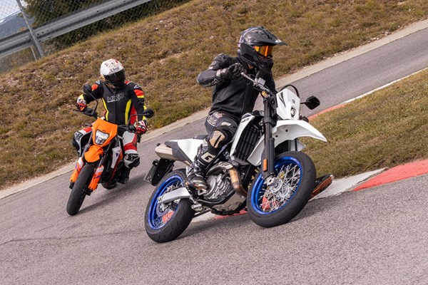 Suzuki DR-Z4SM vs. KTM 390 SMC R im Supermoto-Test 2025