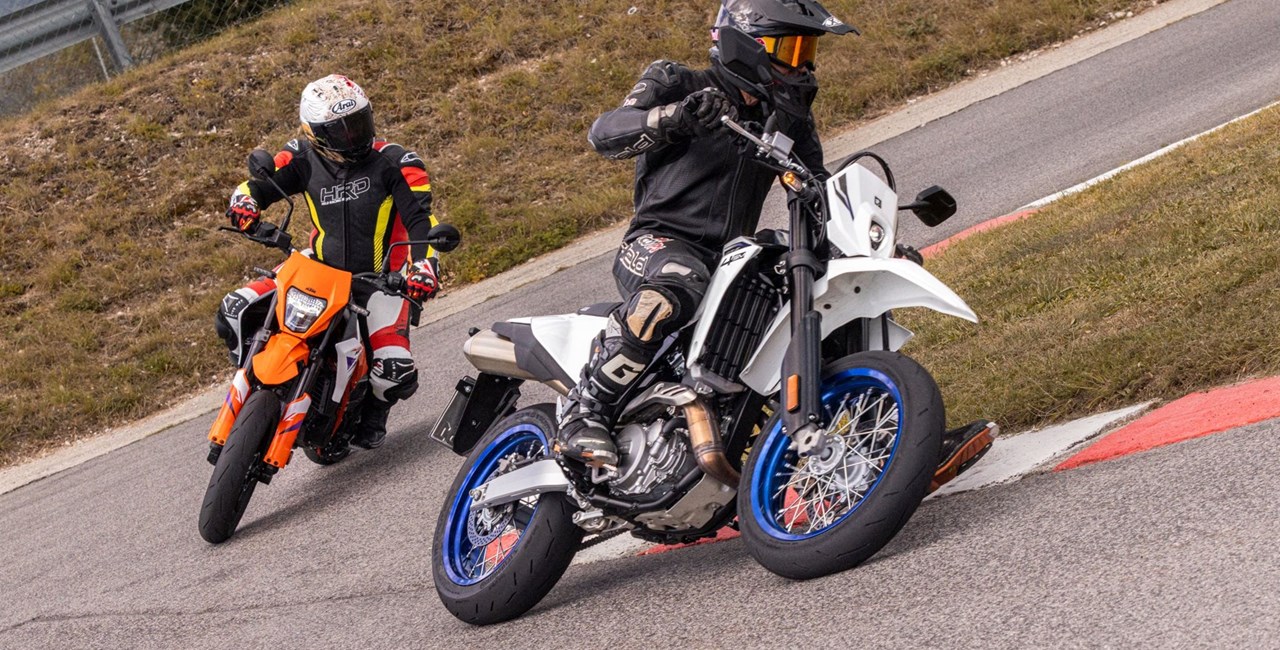 Suzuki DR-Z4SM vs. KTM 390 SMC R im Supermoto-Test 2025